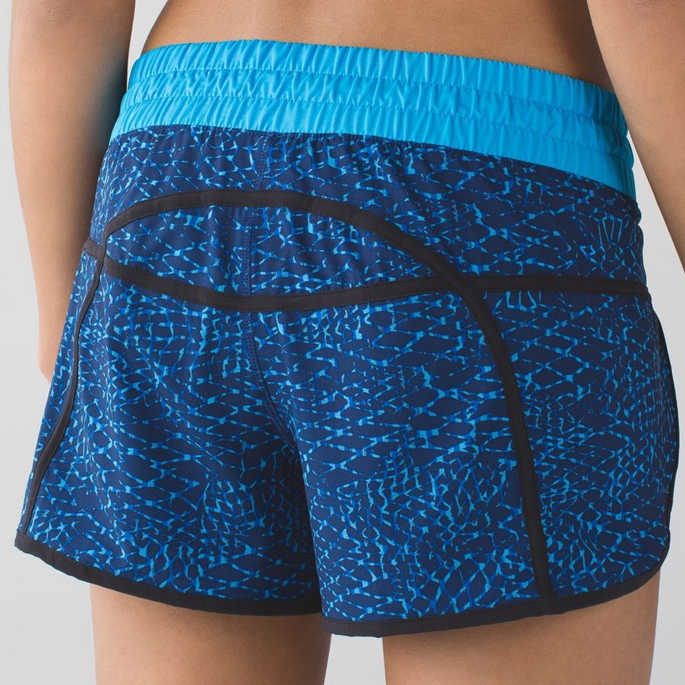 Lululemon Tracker Short III Size 4 in Samba Snake Kayak Blue Hero